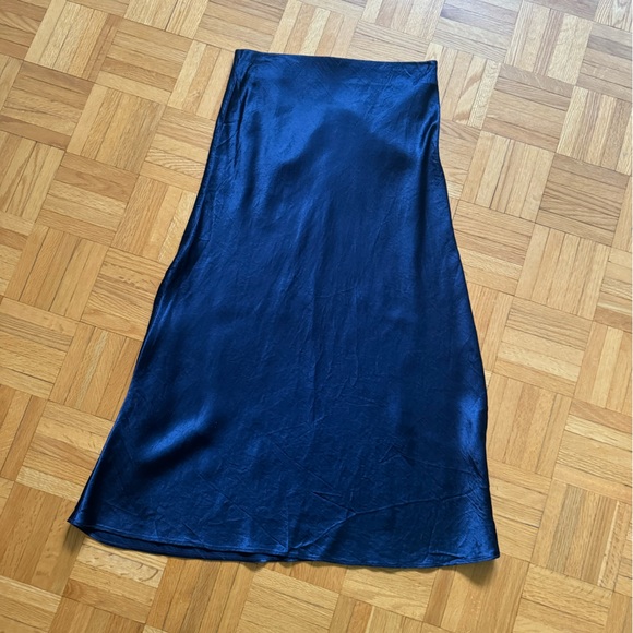 Aritzia Dresses & Skirts - Babaton slip skirt 💙